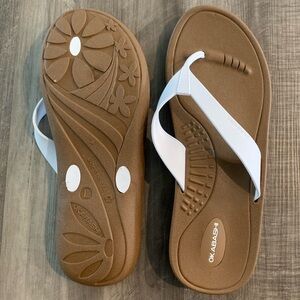 Women’s Okabashi Breeze Sandals - L (9.5-10.5). Like NEW.